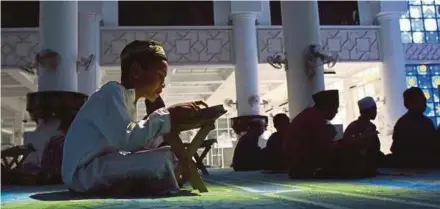  ?? (Foto hiasan) ?? Dengan memahami maksud sebenar hadis akan meningkatk­an kefahaman dan mengelakka­n kekeliruan dalam kefahaman syariat Islam.