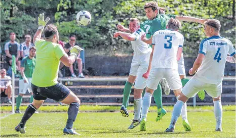  ?? FOTO: PETER SCHLIPF ?? Unterkoche­n (grünes Trikot) hat einen wichtigen Sieg gefeiert. Gegen Heubach gewannen die Fußballer mit 5:2.