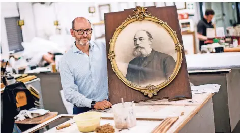  ?? FOTO: ANNE ORTHEN ?? Friedrich Georg Conzen mit einem Bild des Firmengrün­ders Friedrich Gottlieb. Der Rahmen stammt natürlich aus dem eigenen Haus.