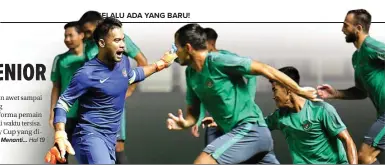  ?? CHANDRA SATWIKA/JAWA POS ?? HARUS BERI CONTOH: Andritany Ardhiyasa (kiri) dan Ilija Spasojevic (kanan) berlatih bersama skuad timnas U-23 Indonesia di Stadion Pakansari, Kabupaten Bogor, kemarin (26/4).