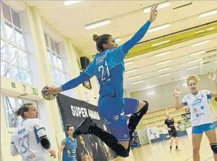  ?? FOTO: GARI GARAIALDE ?? Adriana Cardoso seguirá haciendo goles con la camiseta del Bera Bera