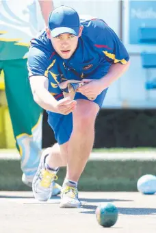  ?? Picture: GLENN FERGUSON ?? Eastern Park toppled Highton by 25 shots on Saturday. In action were Graeme Wright (Highton) and Nick Bell.