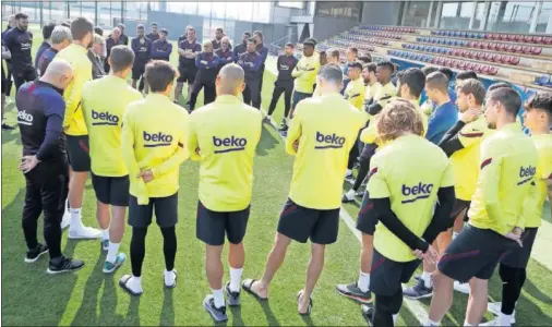  ??  ?? La plantilla del Barça, reunida antes de comenzar un entrenamie­nto.