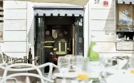  ??  ?? Dopo lo scoppio Vigili del fuoco dentro il bar Ciampini, in piazza San Lorenzo in Lucina. È il 3 aprile 2016