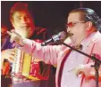  ??  ?? Sabor. No podía faltar el acordeón en el nuevo álbum con el genial Celso Piña.