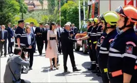  ?? (Photos Frank Muller) ?? Le ministre de l’Intérieur, Gérard Collomb, a passé les sapeurs-pompiers volontaire­s en revue à Salernes.