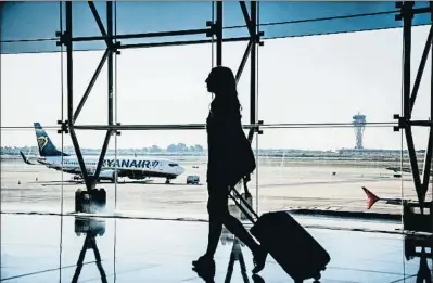  ?? XAVIER CERVERA ?? Un avión de Ryanair en el aeropuerto de El Prat