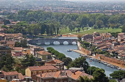  ?? FOTO: SANDRO BEDESSI/FOTOTECA ENIT ?? Über die Tiberius-Brücke rauscht in Rimini noch immer der Verkehr. Doch die Stadt setzt auf das Fahrrad, neue Radwege entstehen.