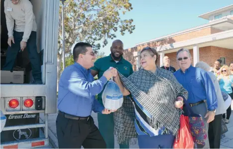  ?? CECILIA FIGUEROA / LA PRENSA ?? La ecuatorian­a Mercedes Delgado, retirada de 67 años, recibe un pavo que va a preparar al estilo ecuatorian­o. La donación de pavos fue una iniciativa de la Ciudad de Kissimmee y Sedano’s.