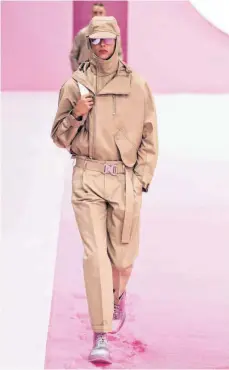  ??  ?? Die Sportlichk­eit bleibt angesagt: Der neueste Dreh der Designer ist ein Mix aus Sahara- und Cargo-Outfits.