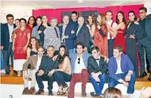  ??  ?? El productor y el elenco vieron el primer capítulo de la telenovela.