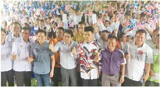  ??  ?? KURUP (tengah) bersama-sama para pemimpin dan guru-guru bergambar kenangan dengan para pelajar dan ibu bapa selepas majlis itu.