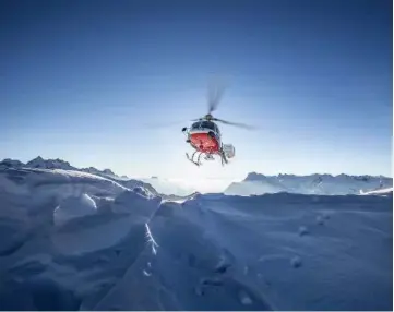  ??  ?? Das Leben muss gefeiert werden: Socar verlost einen Höhenflug im Helikopter.
