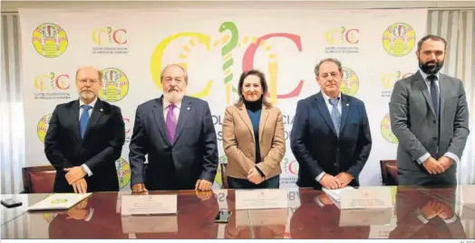  ?? EL DÍA ?? Luis Galán, Alfonso Carmona, Carmen Arias, Julián Garrido y Manuel Mazo, en el Colegio de Médicos de Córdoba.