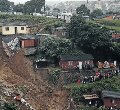  ?? Picture: Thuli Dlamini ?? g houses stand precarious­ly balanced on the edge of the chasm.