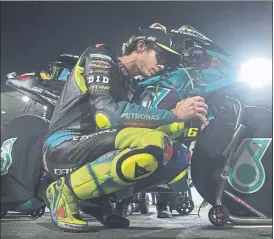  ?? FOTO: GETTY ?? Valentino Rossi Malos momentos junto a su M1 del Petronas Yamaha
