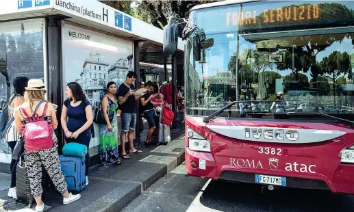  ?? (LaPresse) ?? Ieri a Roma Un autobus fuori servizio alla fermata di Piazza dei Cinquecent­o, stazione Termini, ieri nella Capitale: i guasti nel 2016 sono stati 194.835