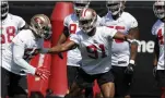  ?? MARCIO JOSE SANCHEZ — ASSOCIATED PRESS ?? The 49ers’ Aaron Lynch (59) and Arik Armstead (91) run drills during training camp.