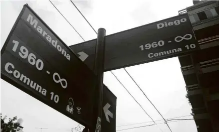  ?? Alex Sabino/Folhapress ?? Fãs trocam o nome das ruas Segurola e Habana por Diego e Maradona, no bairro Villa Devoto, em Buenos Aires