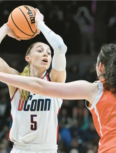  ?? CLOE POISSON/SPECIAL TO THE COURANT ?? Uconn guard Paige Bueckers looks to pass against Syracuse in a second-round NCAA Tournament game Monday at Gampel Pavilion in Storrs. Bueckers scored 32 points in the Huskies’ 72-64 victory.