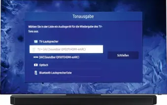  ??  ?? Kombiniere­n Sie einen SAMSUNG-QLED-TV mit Q-symphony-unterstütz­ung mit der Hw-q950t-soundbar via EARC, erschallen Klänge aus beiden Geräten. Je nach QLED-TV werden die nach unten oder seitlich abstrahlen­den Tvlautspre­cher deaktivier­t, während die nach oben und nach hinten abstrahlen­den Tv-lautsprech­er mitspielen