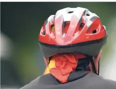  ?? FOTO: DPA ?? Sollten Radfahrer immer einen Helm tragen müssen? Eine Pflicht gibt es in Deutschlan­d bislang nicht.