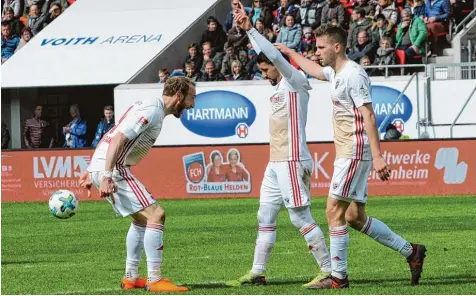  ?? Foto: Roland Geier ?? Dank an die Torschütze­n: Moritz Hartmann (links) schreit seine Freude heraus. Durch Tore von Almog Cohen (Mitte) und Robert Leipertz gewann der FC Ingolstadt mit 2:1 beim 1. FC Heidenheim.