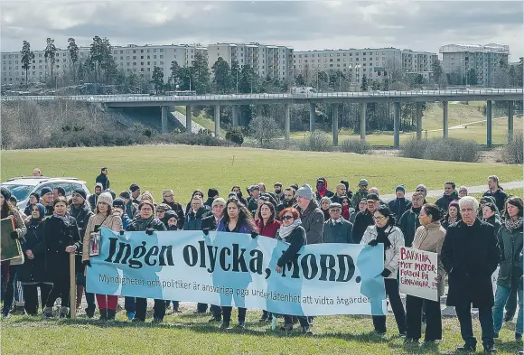  ?? FOTO: MICHAEL FOLMER ?? SAMLING. Manifestat­ion över Helin Burkay som den 3 april blev påkörd på Järvafälte­t av en narkotikap­åverkad motorcykel­förare. Hon kämpade för sitt liv i fyra dagar.