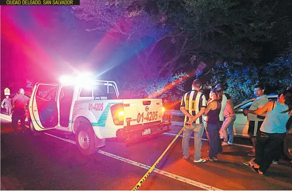  ??  ?? CIUDAD DELGADO, SAN SALVADOR DOS PRIMOS FUERON ATACADOS A TIROS EL DOMINGO PASADO POR LA NOCHE CUANDO CONSUMÍAN ALCOHOL EN UNA TIENDA UBICADA EN EL KILÓMETRO 14 DE LA AUTOPISTA ESTE-OESTE, EN EL MUNICIPIO DE CIUDAD DELGADO.