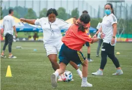  ?? / Santiago Villegas ?? En Bogotá, los líderes sociales se capacitaro­n con ejercicios en las canchas de la sede deportiva de la Federación Colombiana de Fútbol.