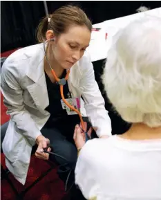  ?? ARKANSAS DEMOCRATGAZETTE FILE PHOTOS ?? Left: Attendees at the 2017 Arkansas Democrat-Gazette Senior Expo have an opportunit­y to meet with a variety of senior-focused vendors. This annual, free-admission event will be held at the Statehouse Convention Center and will feature panel...