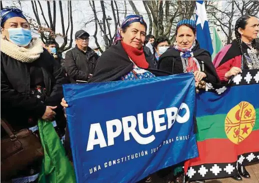  ?? Foto: AFP ?? Mapuche-Indigene demonstrie­ren im chilenisch­en Temuco für die neue Verfassung.