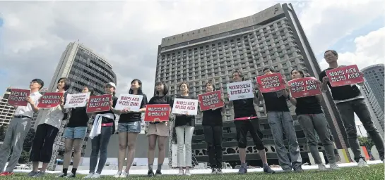  ?? AFP ?? South Korean activists hold placards reading ‘The era of peace, our future!’ during a rally to welcome the summit between US President Donald Trump and North Korean leader Kim Jong-un, at Seoul Plaza in Seoul yesterday.