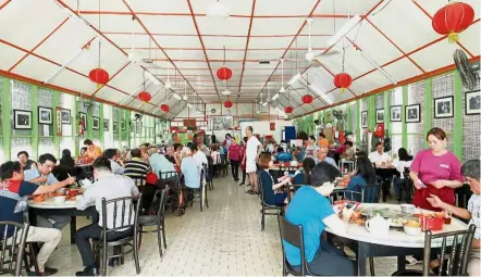  ?? — Photos: arT chEn/The Star ?? although it is now 70 years old, Sek yuen still commands large crowds every day, drawn to its traditiona­l cantonese food and old-world charm.