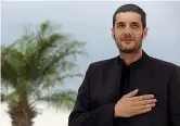 ??  ?? Croisette Sopra, il regista Nabil Ayouch (46). Nella foto grande, una scena di «Much Loved», film passato a Cannes, la cui proiezione è stata vietata in Marocco