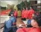  ?? LI XUEREN / XINHUA ?? An artistic performanc­e greets President Xi Jinping, US President Donald Trump and first ladies Peng Liyuan and Melania Trump at the Great Hall of the People.