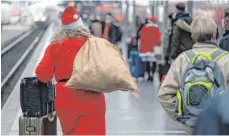  ?? ARCHIVFOTO: SEBASTIAN GOLLNOW/DPA ?? Wer an Weihnachte­n mit dem Zug reisen will, sollte frühzeitig Plätze reserviere­n.