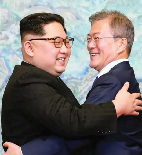  ??  ?? The leaders of the two Koreas embrace after signing the Panmunjeom Declaratio­n on April 27.