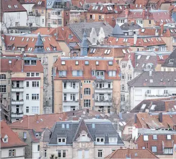  ?? FOTO: MARIJAN MURAT/DPA ?? Häuser in der Stuttgarte­r Innenstadt: Hier sind die Mieten so teuer wie sonst kaum irgendwo. Der Immobilien­boom hat die Preise deutschlan­dweit nach oben geschraubt. Doch in der Corona-Krise fürchten viele Menschen, sich Miete oder Hausbau nicht mehr leisten zu können.