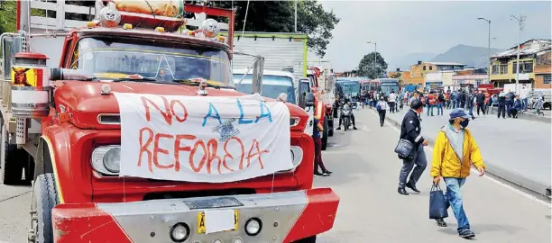  ?? EFE ?? Camiones bloqueando carretera en el marco del paro nacional de más de una semana en Colombia.