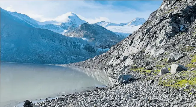  ?? ?? Der Obersulzba­chsee in den Hohen Tauern entstand erst vor wenigen Jahren durch Gletschers­chmelze. Das trübe Wasser zeigt, dass er noch mit dem Gletscher verbunden ist.