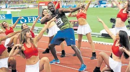  ?? AFP ?? Todas con él. Usain Bolt ganó los 100 metros e hizo su clásico festejo con las porristas de Montecarlo.