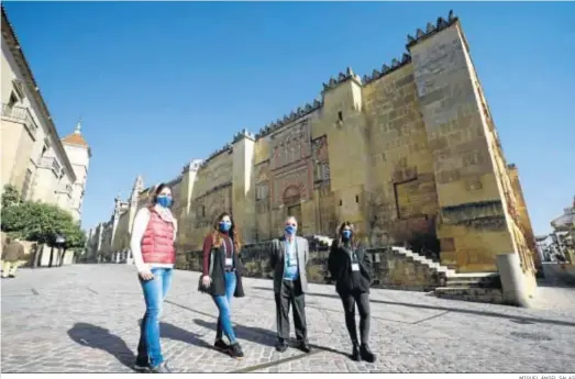  ?? MIGUEL ÁNGEL SALAS ?? Nuria Diéguez, Laura Cabrera, Luis Álvarez y Wallada de la Mata en la Mezquita-Catedral de Córdoba.