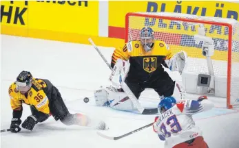  ?? FOTO: AFP ?? Erst spät fanden die Tschechen (rechts Jakub Voracek) Mittel und Wege, Philipp Grubauer im deutschen Tor zu überwinden. Links Verteidige­r Yannic Seidenberg.