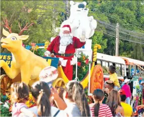  ??  ?? La Navidad. En el recorrido para celebrar el inicio de las Noches de Compras también participó Santa Claus, ya que se acerca la época navideña.