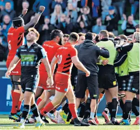  ??  ?? Controvers­ial antics: Maro Itoje sarcastica­lly celebrates a disallowed Glasgow try