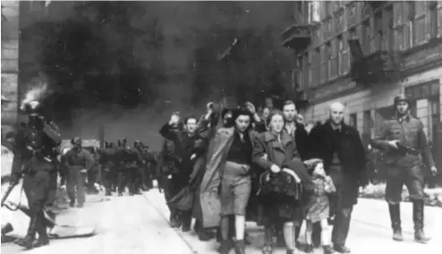  ?? ?? Un groupe de Juifs polonais est emmené en déportatio­n par des soldats SS allemands lors de la destructio­n du ghetto de Varsovie.