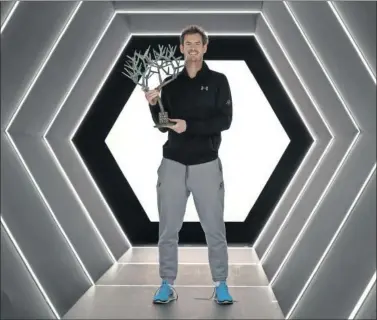  ??  ?? TRIUNFADOR. Andy Murray porta el trofeo que le acredita como ganador del Masters 1.000 de París.