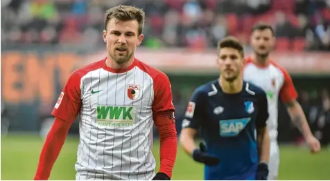  ?? Foto: Ulrich Wagner ?? Sichtlich enttäuscht ging FCA Kapitän Daniel Baier nach dem 0:2 gegen Hoffenheim vom Platz.
