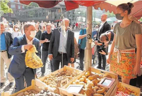  ?? // AFP ?? Armin Laschet, líder de la CDU y candidato a la Cancillerí­a alemana, en un mercado de Wiesbaden